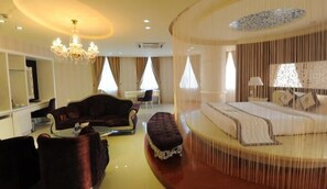 Viet Uc Suite Room | Minibar, desk, blackout drapes, soundproofing - Viet Uc Hotel (Ben Tre)