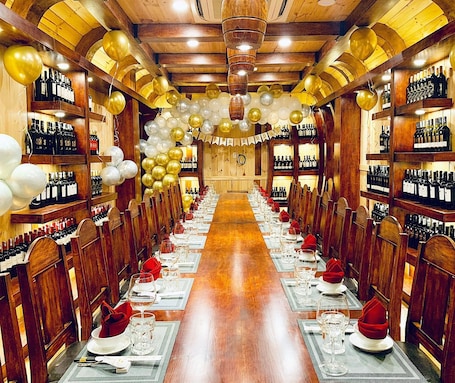 2 restaurantes, é servido café da manhã