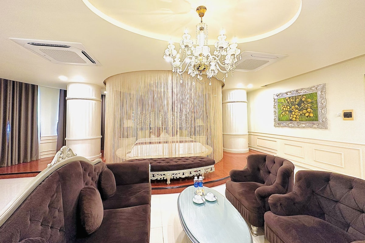 Viet Uc Suite Room | Minibar, desk, blackout drapes, soundproofing