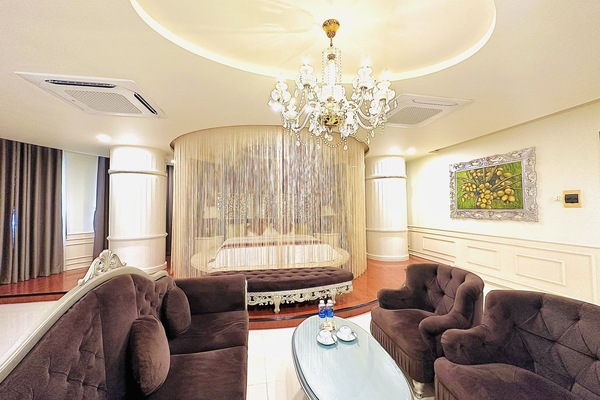 Viet Uc Suite Room | Minibar, desk, blackout curtains, soundproofing