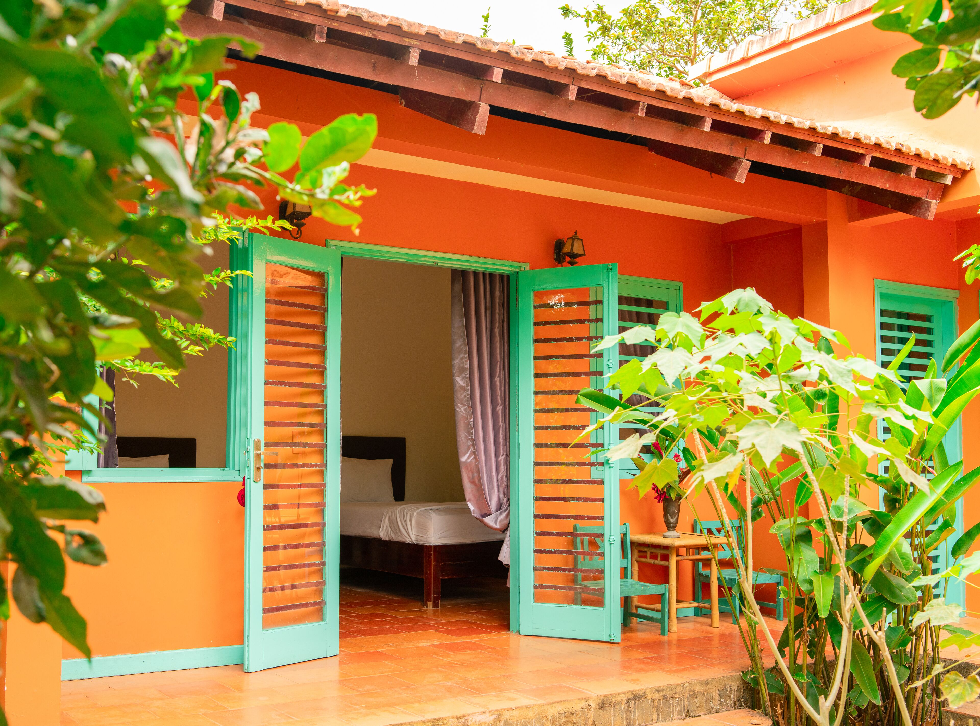 Kostenlose Minibar, Zimmersafe, individuell dekoriert