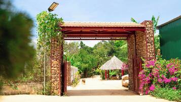 Vista frontal de la propiedad