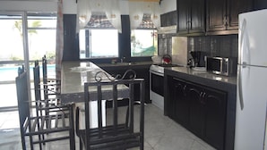 Fridge, microwave, cleaning supplies - Loma Tranquila (La Virgen)