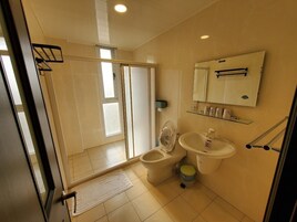 Quadruple Room (301) | Bathroom