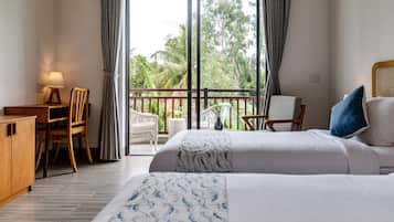 Deluxe Room | Bar mini, peti besi dalam bilik, meja, ruang kerja komputer riba