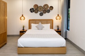 Watermark Premier Private Courtyard | Minibar, in-room safe, desk, laptop workspace - The Watermark Beachside Hotel (Da Nang)