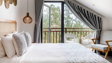 Watermark Deluxe Room | Minibar, in-room safe, desk, laptop workspace