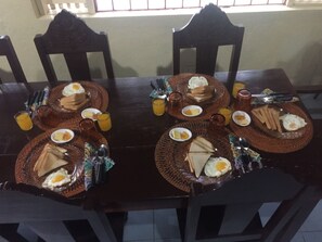 Frukost enligt egen beställning varje dag (PHP 125 per person)