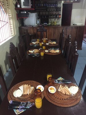 Daily cooked-to-order breakfast (PHP 125 per person)