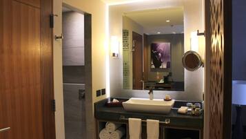 Deluxe Room, 1 King Bed | Bathroom | Shower, rainfall showerhead, free toiletries, hair dryer