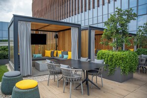 Bar en la azotea, con mesas al aire libre, abre todos los días 