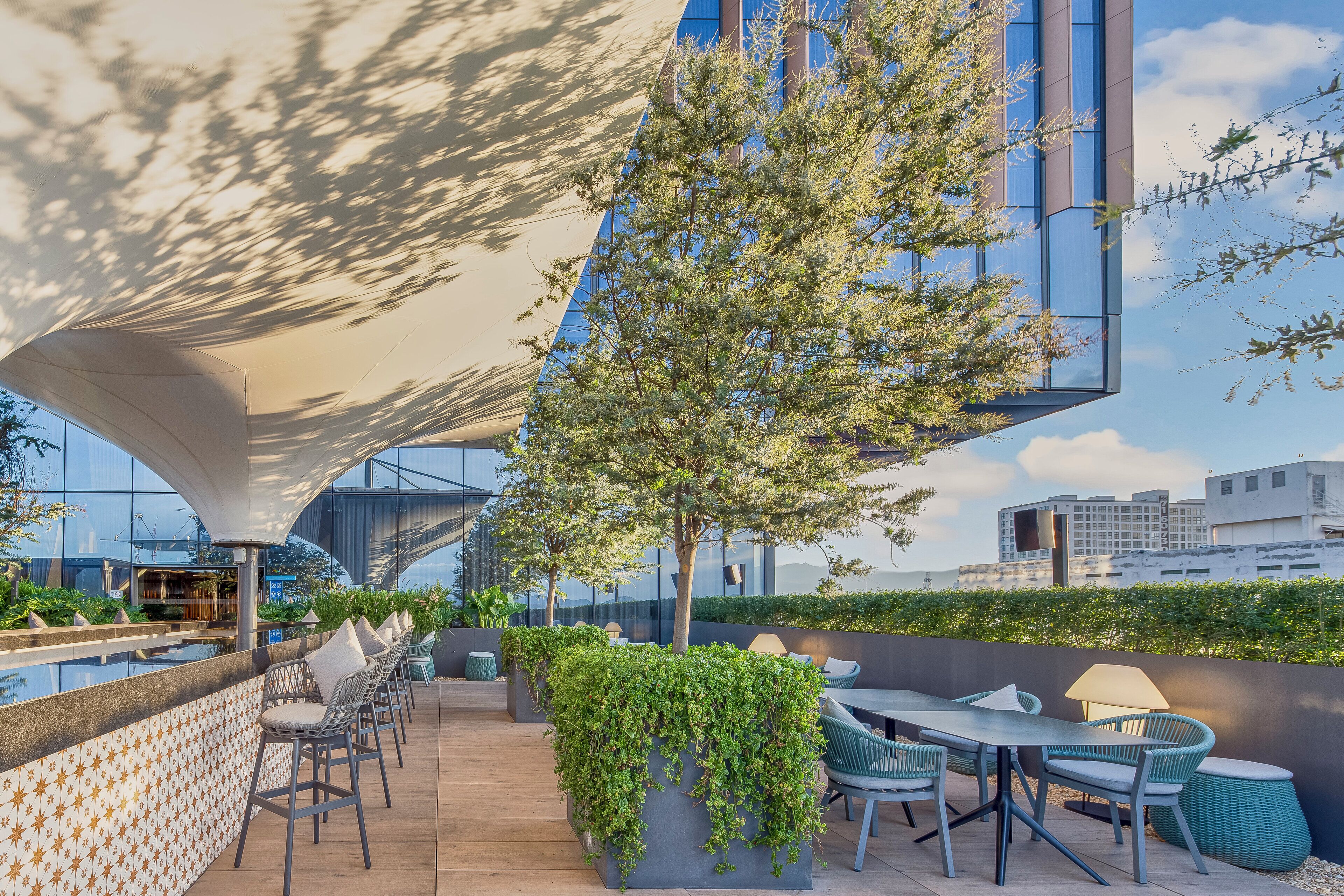 Rooftop bar, al fresco dining, open daily