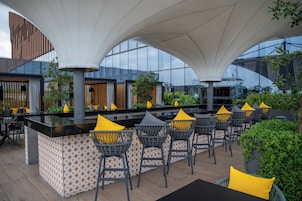 Bar en la azotea con mesas al aire libre (abre todos los días)