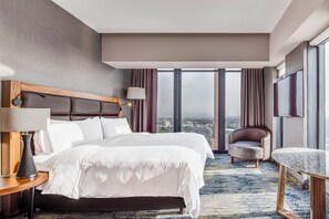 A hotel room with a large bed, a chair, a table, and a TV. - Fiesta Americana Viaducto Aeropuerto (Mexico City)