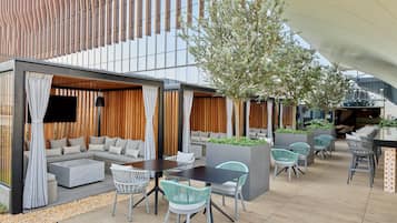 Bar en la azotea, con mesas al aire libre, abre todos los días