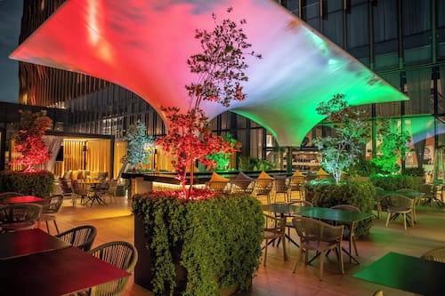 Bar auf der Dachterrasse, Speisen im Freien, täglich geöffnet