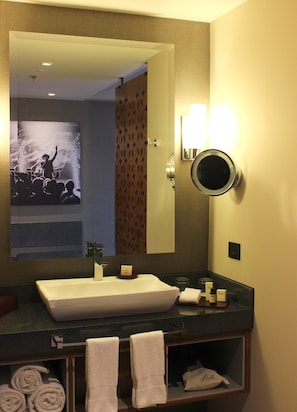 Shower, rainfall showerhead, free toiletries, hair dryer