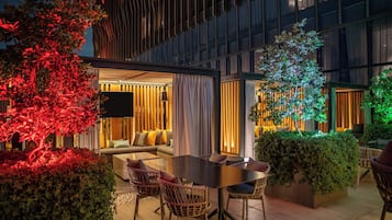 Bar en la azotea, con mesas al aire libre, abre todos los días