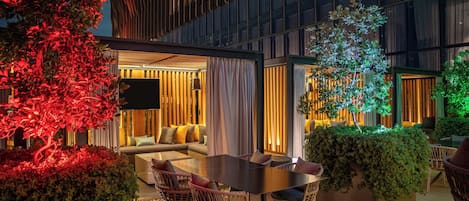 Bar en la azotea, con mesas al aire libre, abre todos los días