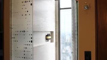 Habitación ejecutiva, 1 cama King size | Baño | Regadera, regadera tipo lluvia, amenidades de baño gratuitas