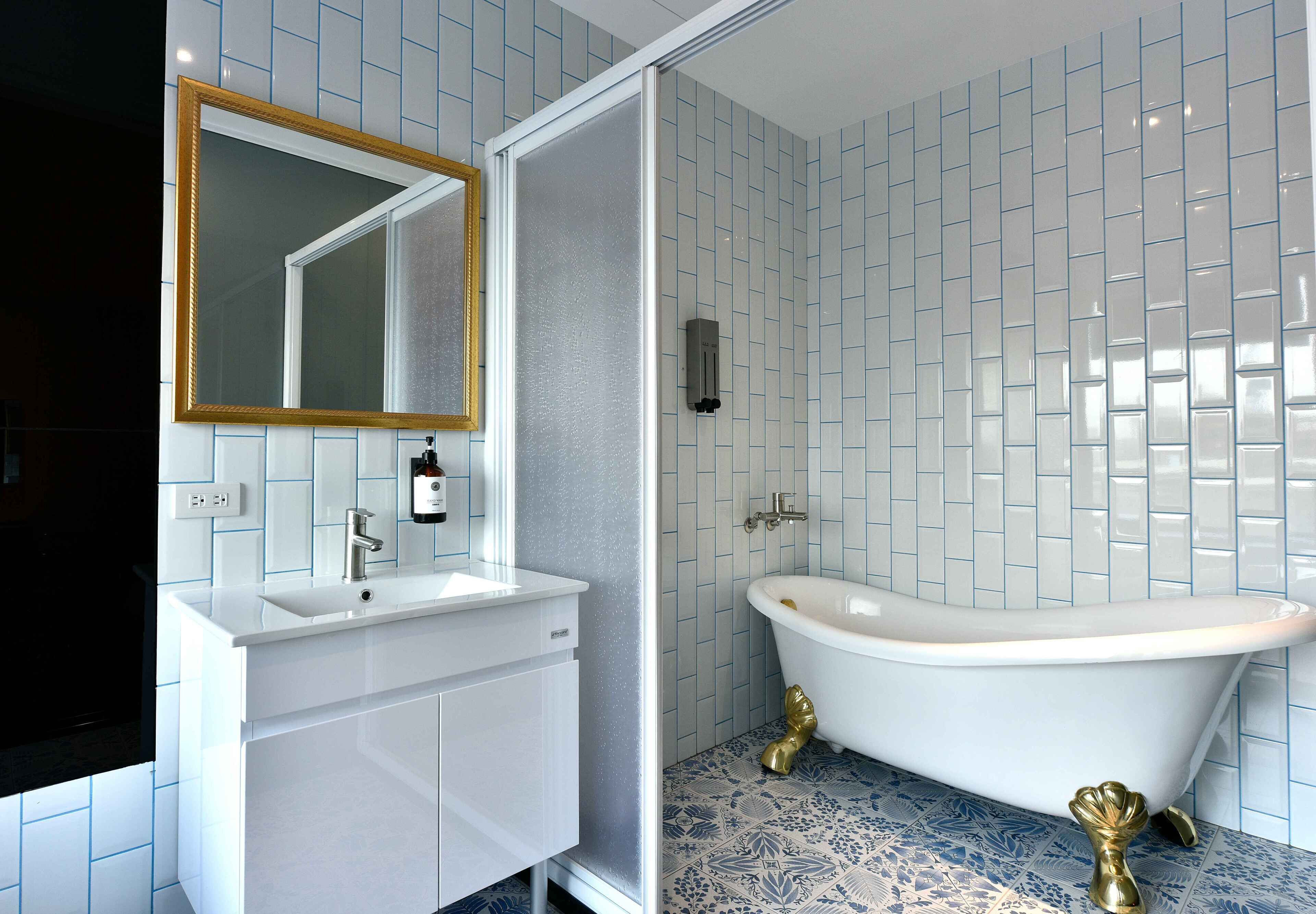 Double Room, City View | Bathroom | Shower, hair dryer, slippers, bidet