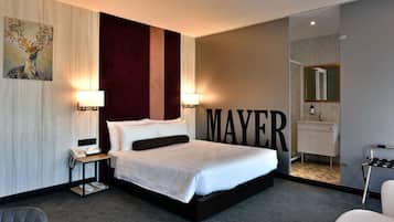 Kahden hengen huone, kaupunkinäköala | Ilmaiset minibaarituotteet, tallelokero huoneessa, äänieristys