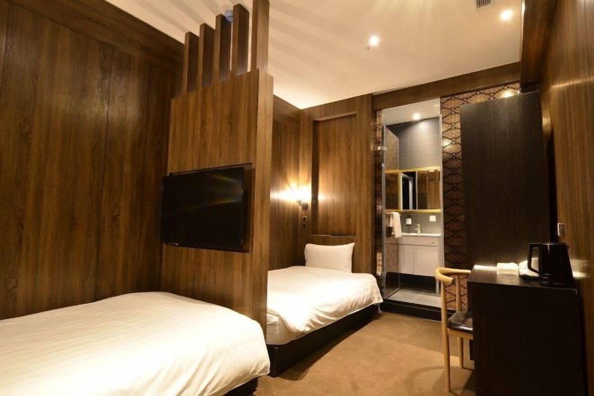 Minibar con artículos gratuitos y caja de seguridad en la habitación 