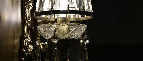Un lustre doté d’une base en forme de coupe de cristal et de cristaux suspendus.