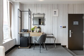 Double Room, City View | Living area