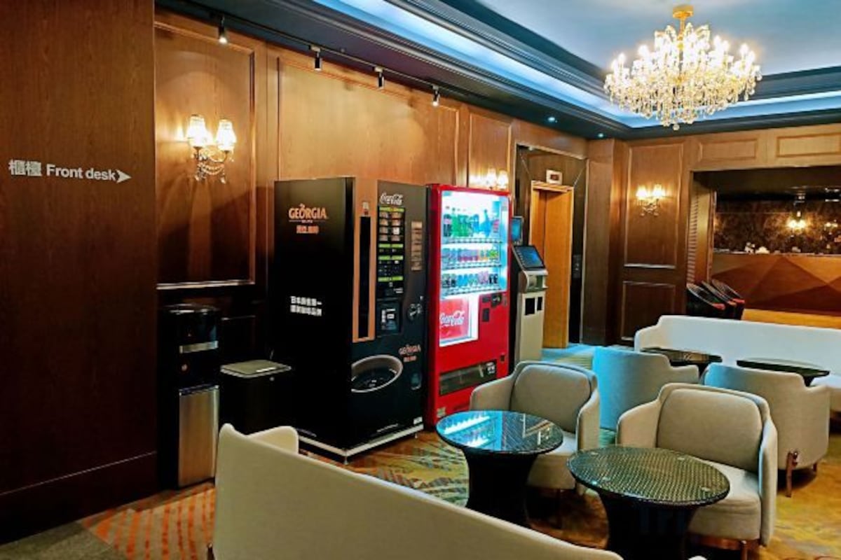Deluxe Family Room (No Window)