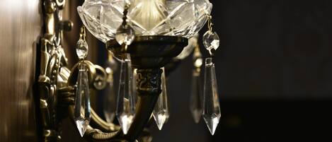 Un candelabro con pantalla de cristal en forma de corazón y detalles de cristal.
