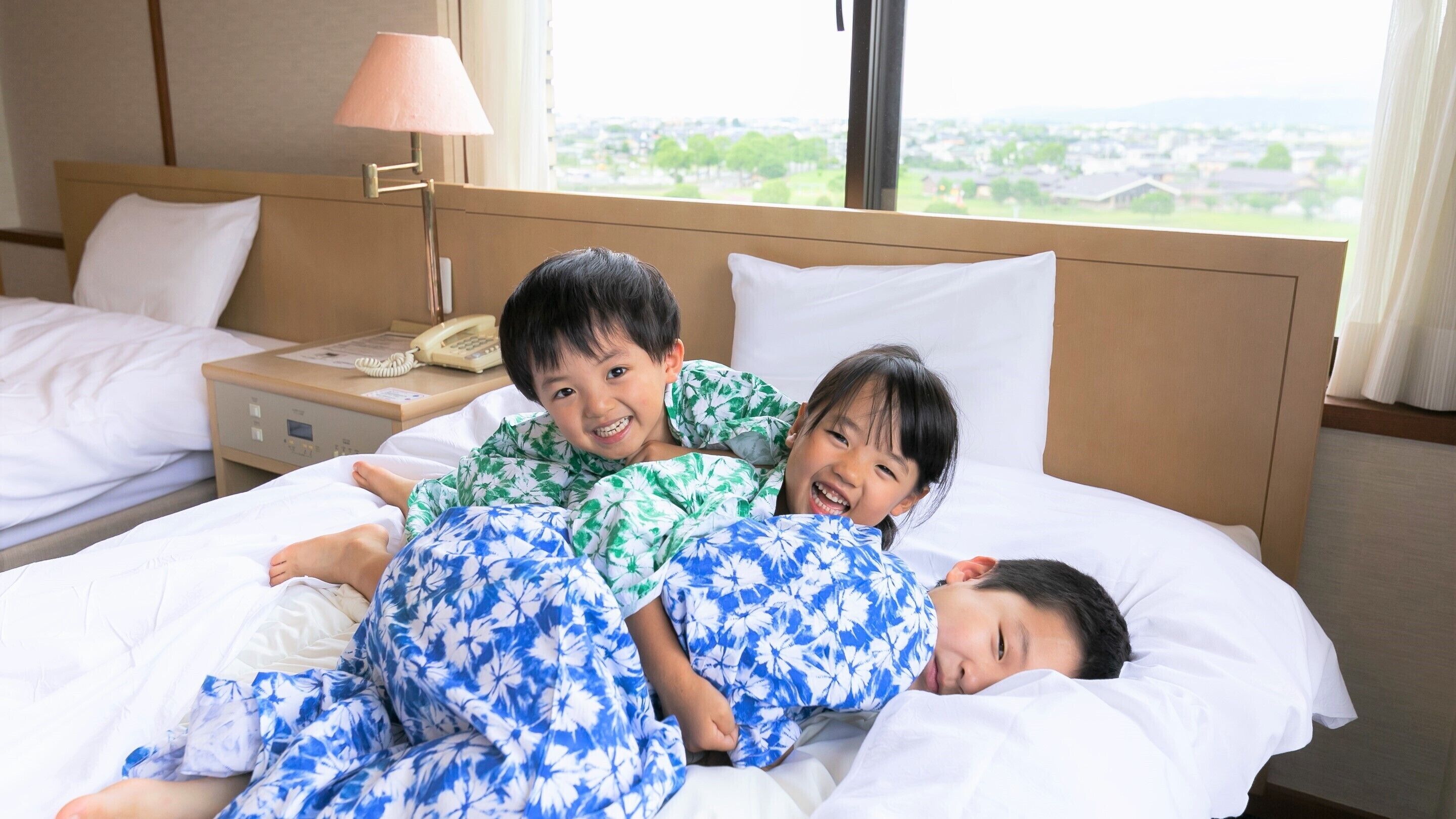 Habitación con 2 camas individuales | Tabla de planchar con plancha, wifi gratis y ropa de cama 