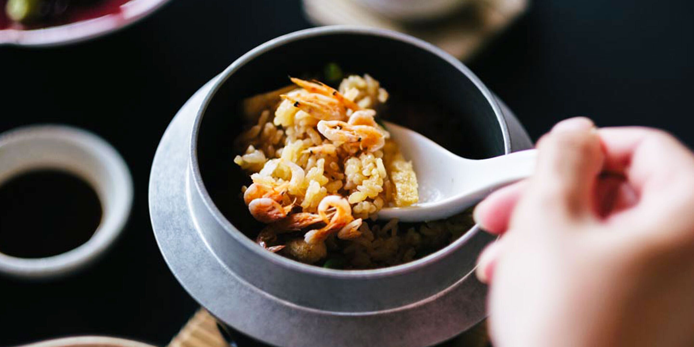 Un bol de riz aux crevettes et aux légumes.