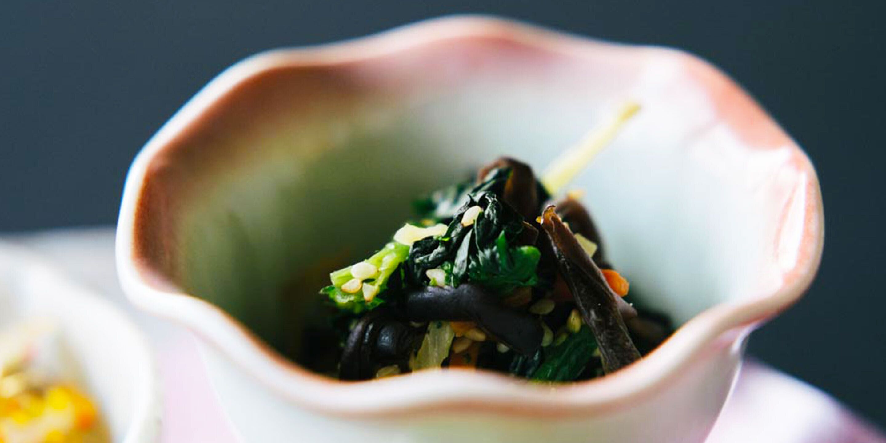 Una ciotola di cibo con verdure e altri ingredienti.