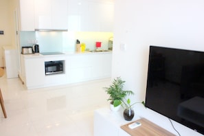 Full-sized fridge, microwave, stovetop, electric kettle - Luxstay Vacation Vinhome Central Park (Ho Chi Minh City)