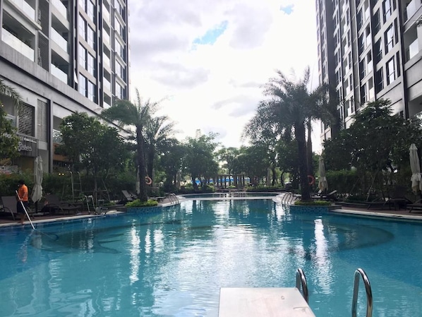 Outdoor pool, pool umbrellas, sun loungers