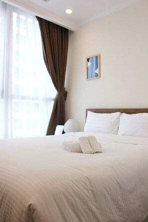 Individually decorated, individually furnished, desk, laptop workspace - Luxstay Vacation Vinhome Central Park (Ho Chi Minh City)