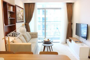 40-inch flat-screen TV with cable channels, TV - Luxstay Vacation Vinhome Central Park (Ho Chi Minh City)