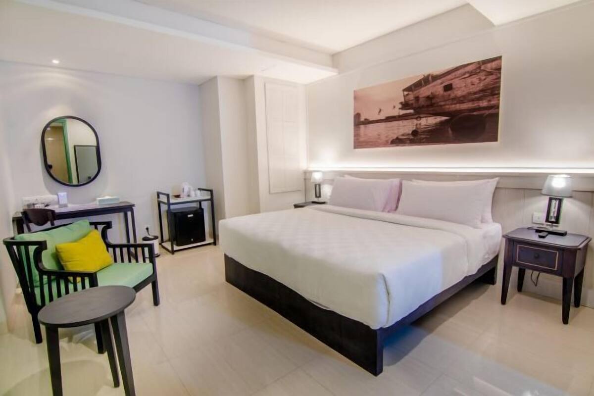 Premium bedding, in-room safe, desk, laptop workspace