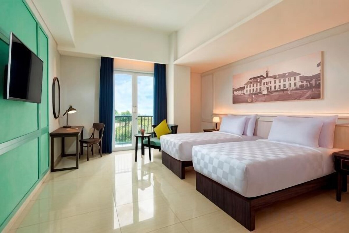Premium bedding, in-room safe, desk, laptop workspace