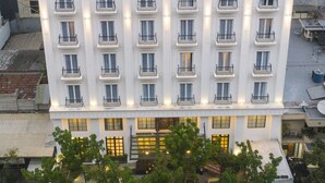 A multi-story hotel with a symmetrical facade, evenly spaced windows, and balconies. - Jambuluwuk Thamrin Hotel (Jakarta)