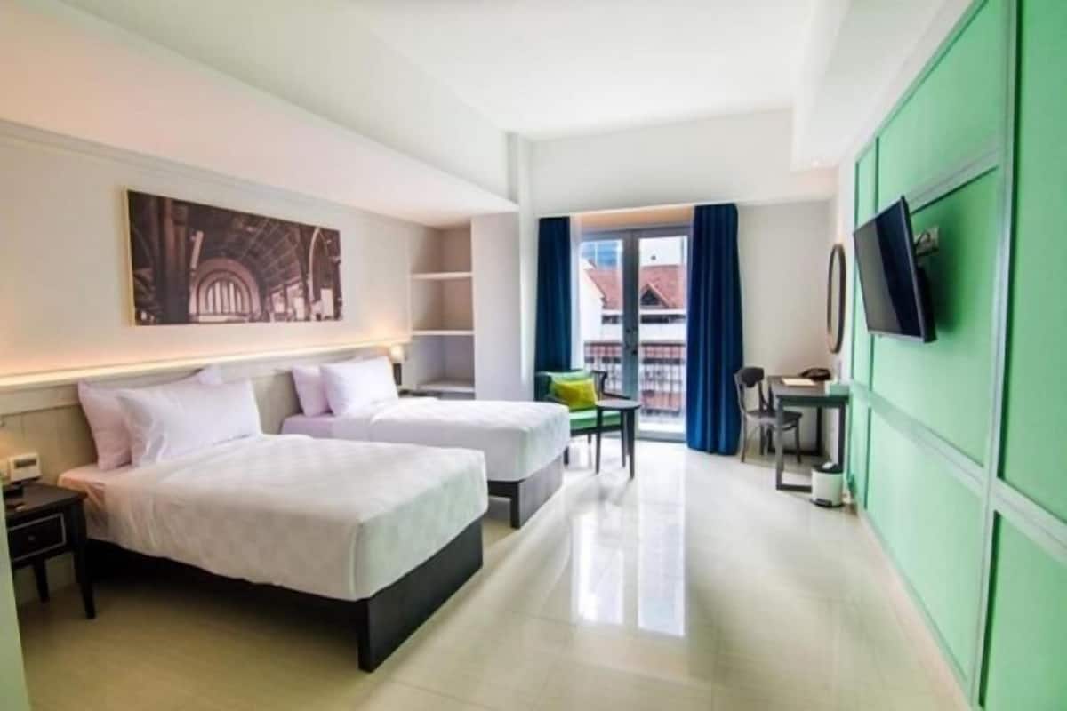 Premium bedding, in-room safe, desk, laptop workspace