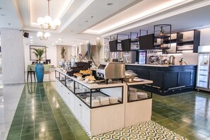 Breakfast, lunch and dinner served - Jambuluwuk Thamrin Hotel (Jakarta)