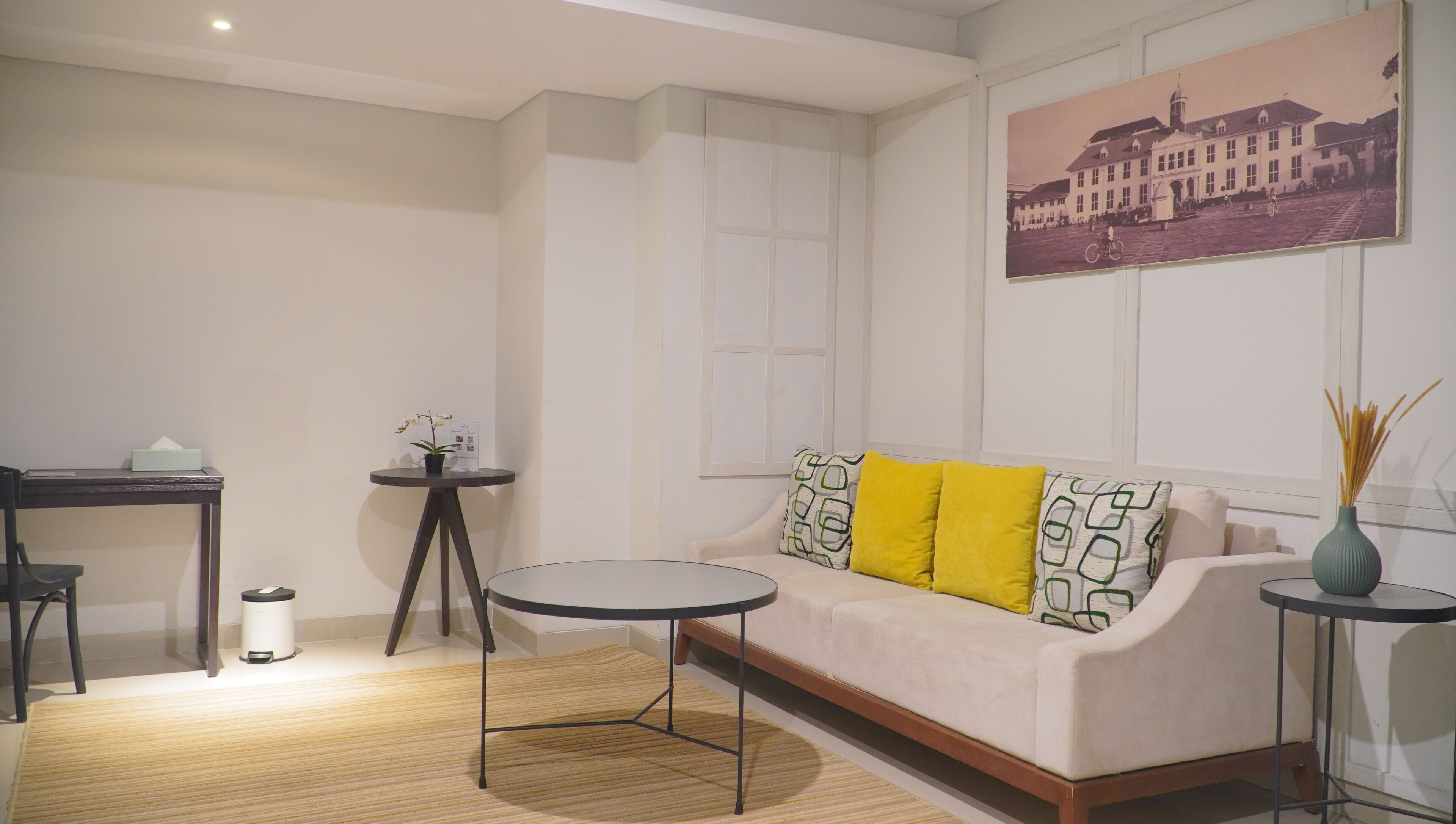 jambuluwuk suite | living area | flat-screen tv