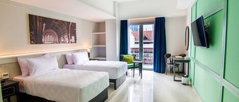 Habitación de hotel con dos camas, un escritorio, una silla, un televisor y un balcón con vistas.