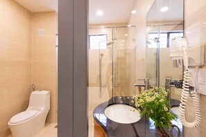 Kamar Double Deluks, balkon (Suite) | Kamar mandi | Shower, pancuran hujan, perlengkapan mandi gratis, dan pengering rambut