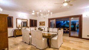 Vila Mewah | Makan di kamar