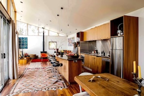 Fridge, oven, stovetop, dishwasher