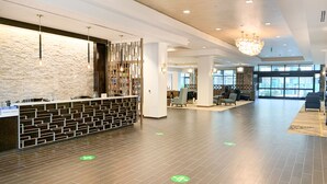 A spacious lobby with a reception desk, seating area, and large windows. - Courtyard by Marriott Thousand Oaks Agoura Hills (Agoura Hills)
