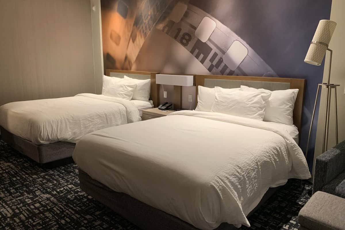 1 bedroom, pillow-top beds, desk, laptop workspace